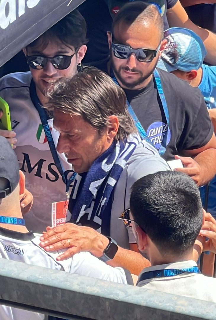 GALLERY Dimaro day 4, Conte idolo della folla: foto ed autografi a seduta conclusa - immagine 5