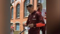 Polonia, Zielinski acclamato dai tifosi: firma autografi ai presenti