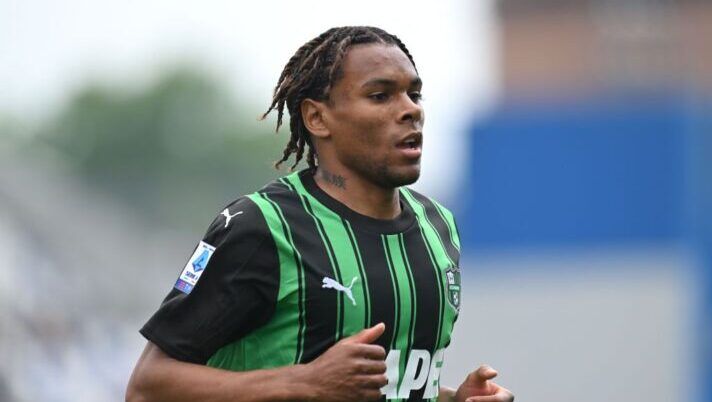 REGGIO NELL'EMILIA, ITALY - MAY 19: Armand Laurienté of US Sassuolo looks on during the Serie A TIM match between US Sassuolo and Cagliari at Mapei Stadium - Citta' del Tricolore on May 19, 2024 in Reggio nell'Emilia, Italy. (Photo by Alessandro Sabattini/Getty Images) Cremonese-Sassuolo, formazioni ufficiali: fuori Turati! La scelta su Laurienté, Pinamonti e Vazquez - immagine 1
