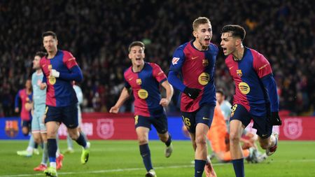 Pedri esulta con i compagni dopo il gol del momentanea vantaggio del Barcellona. (Foto di David Ramos/Getty Images)