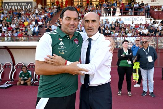 TRAPANI, ITALIA - 22 SETTEMBRE: Salvatore Aronica, allenatore del Trapani, e Paolo Montero, allenatore della Juventus Next Gen, posano durante la partita di Serie C. (Foto di Tullio Puglia - Juventus/Juventus FC tramite Getty Images) Trapani-Latina, dove vedere la partita in diretta TV e in streaming LIVE- immagine 2