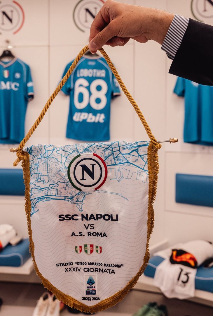 Tutto pronto dal Maradona per il big match delle 18 tra Napoli e Roma. Ecco gli scatti social della società partenopea direttamente dallo spogliatoio azzurro