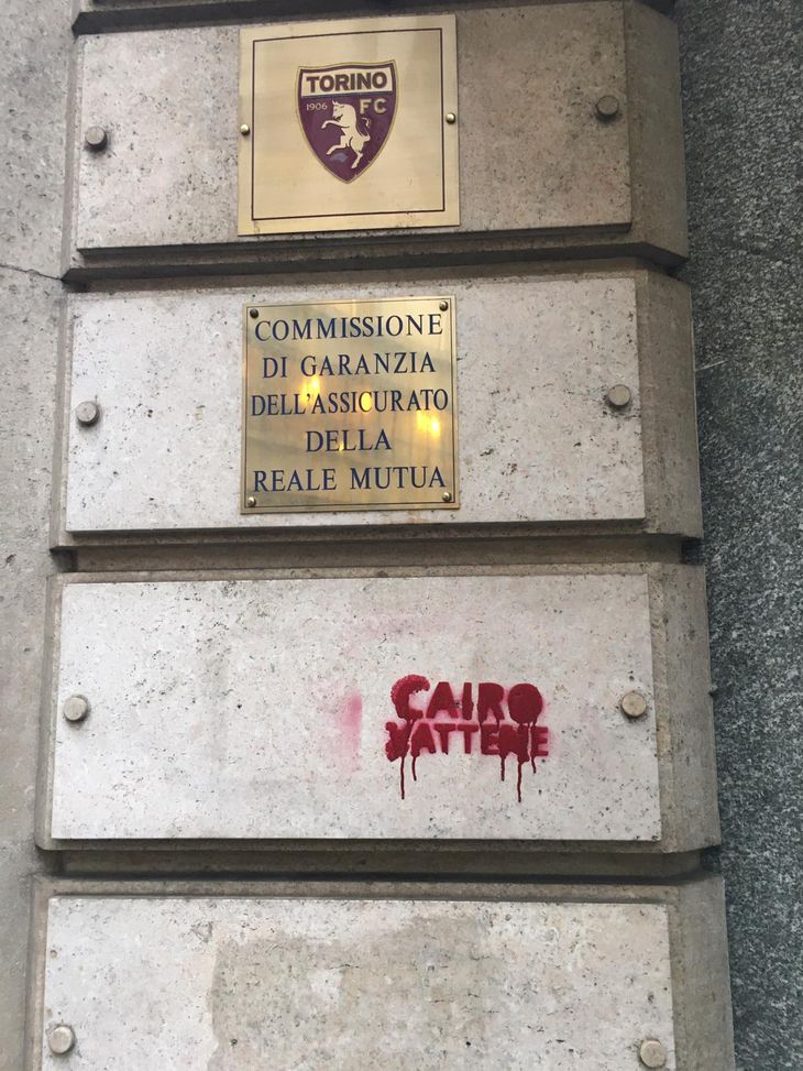“Cairo Vattene”, a Torino compaiono scritte nei luoghi granata della città- immagine 3
