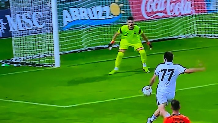 VIDEO Napoli-Egnatia 1-0, Kvara trafigge il portiere e porta gli Azzurri in vantaggio - immagine 1
