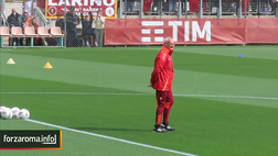 Roma, cori e applausi per Ranieri nell’allenamento a porte aperte al Tre Fontane