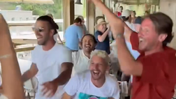 Mertens scatenato in Costiera, balla con Kat e Ciro sulle note di Freed from Desire