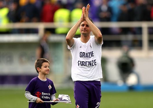 Pasqual dona alla Fiorentina la maglia dell’esordio e commenta: “Che ricordi!”- immagine 2