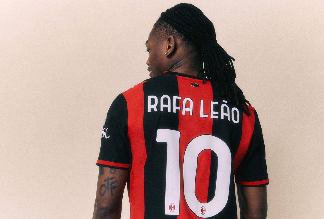 Nuova prima maglia AC Milan 2026-2027 PUMA (Fonte Milan) Nuova prima maglia AC Milan 2026-2027 PUMA (Fonte Milan)