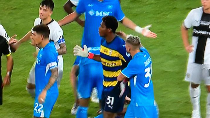 Clamoroso al Maradona: espulso il portiere del Parma, che non ha più cambi Clamoroso al Maradona: espulso il portiere del Parma, che non ha più cambi - immagine 1