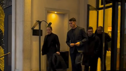 Giovane lascia il Palazzo Parigi a Milano con l’agente e parte dello staff del Napoli