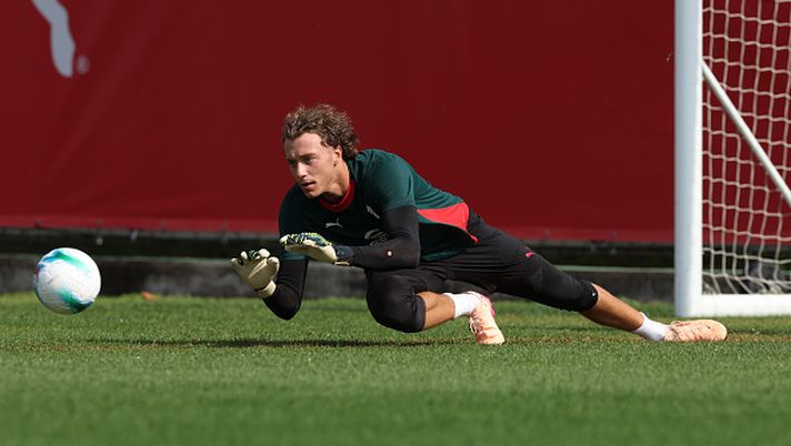 CAIRATE, ITALY - JULY 15: Lapo Nava of AC Milan in action during at AC Milan training session at Milanello sports center at Milanello on July 15, 2025 in Cairate, Italy. (Photo by Claudio Villa/AC Milan via Getty Images)  Nuova sfida per Lapo Nava: a Cremona, due anni dopo Jungdal - immagine 1