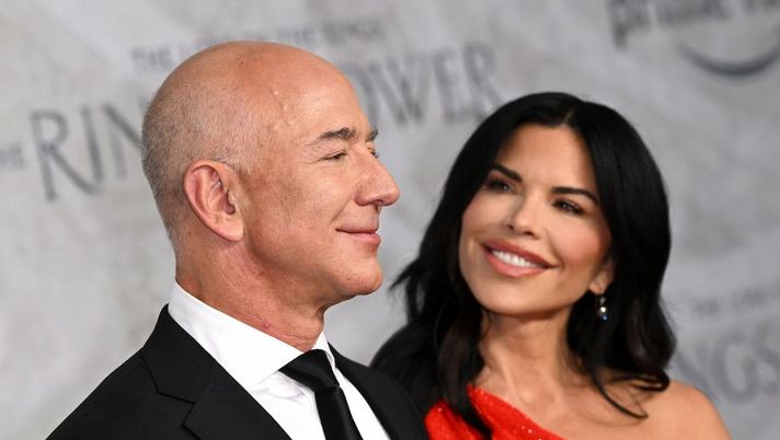 Jeff Bezos, il patron di Amazon e l'ex giornalista Lauren Sanchez (Getty Images) Dalle nozze Bezos a Venezia impatto milionario: cifre incredibili per la città - immagine 1