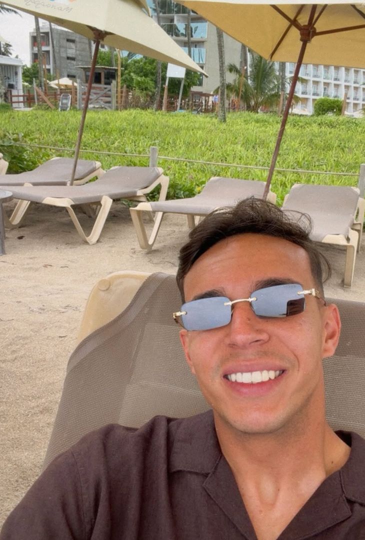 Giovane relax in vacanza: tramonti mozzafiato e divertimento per lui – LA GALLERY - immagine 9