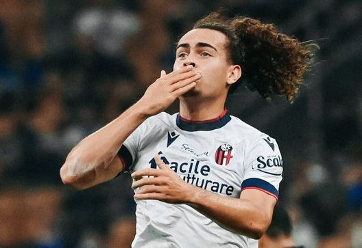 Arthur Theate in campo con la maglia del Bologna (stagione 2021/22) Bologna, quante operazioni col Napoli! Tra le cessioni d’oro anche Beukema. La Top 10- immagine 7