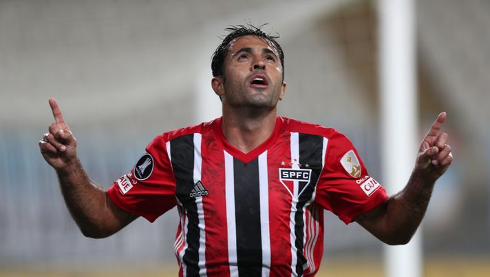 LIMA, PERU - APRIL 20: Eder Martins Citadin of Sao Paulo celebrates after scoring the third goal of his team during a match between Sporting Cristal and Sao Paulo as part of Group E of Copa CONMEBOL Libertadores 2021 at Estadio Nacional de Lima on April 20, 2021 in Lima, Peru. (Photo by Martin Mejia - Pool/Getty Images) Calciomercato: la Salernitana sogna Eder, Reynolds è in uscita e piace in Belgio- immagine 2