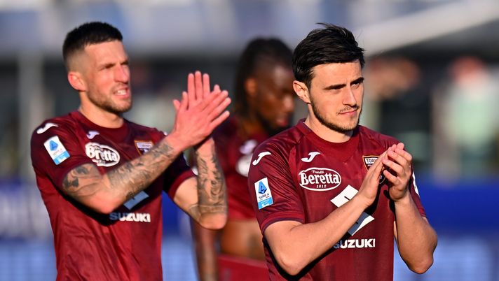PARMA, ITALY - MARCH 08: Eljif Elmas of Torino greeets his fans during the Serie A match between Parma and Torino at Stadio Ennio Tardini on March 08, 2025 in Parma, Italy. (Photo by Alessandro Sabattini/Getty Images) Torino-Roma, i convocati di Vanoli: tornano Elmas e Ilkhan, quattro gli assenti - immagine 1