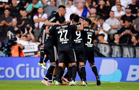 BUENOS AIRES, ARGENTINA - 13 GIUGNO: Alan Barrionuevo del Deportivo Riestra festeggia con i compagni di squadra dopo aver segnato il primo gol della squadra durante una partita tra Deportivo Riestra e River Plate come parte della Liga Profesional 2024 all'Estadio Guillermo Laza il 13 giugno 2024 a Buenos Aires, Argentina. (Foto di Marcelo Endelli/Getty Images) Godoy Cruz, domenica da incubo: due espulsioni insolite e retrocessione 17 anni dopo l’ultima volta- immagine 2