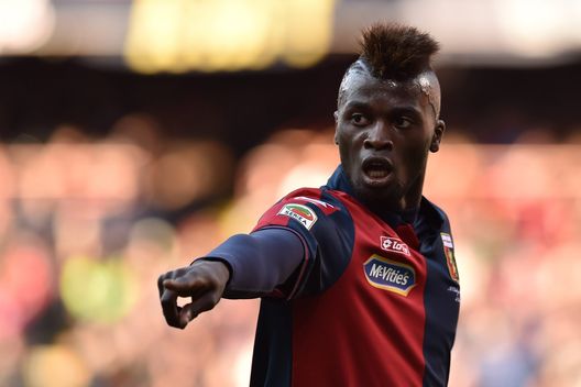 M'Baye Niang in azione nel match tra Genoa e Cagliari, nel 2015. (Foto di Valerio Pennicino/Getty Images)