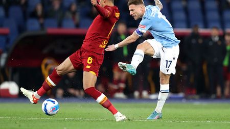ROME, ITALY - MARCH 20: Ciro Immobile of SS Lazio shoots whilst under pressure from Chris Smalling of AS Roma during the Serie A match between AS Roma and SS Lazio at Stadio Olimpico on March 20, 2022 in Rome, Italy. (Photo by Paolo Bruno/Getty Images)