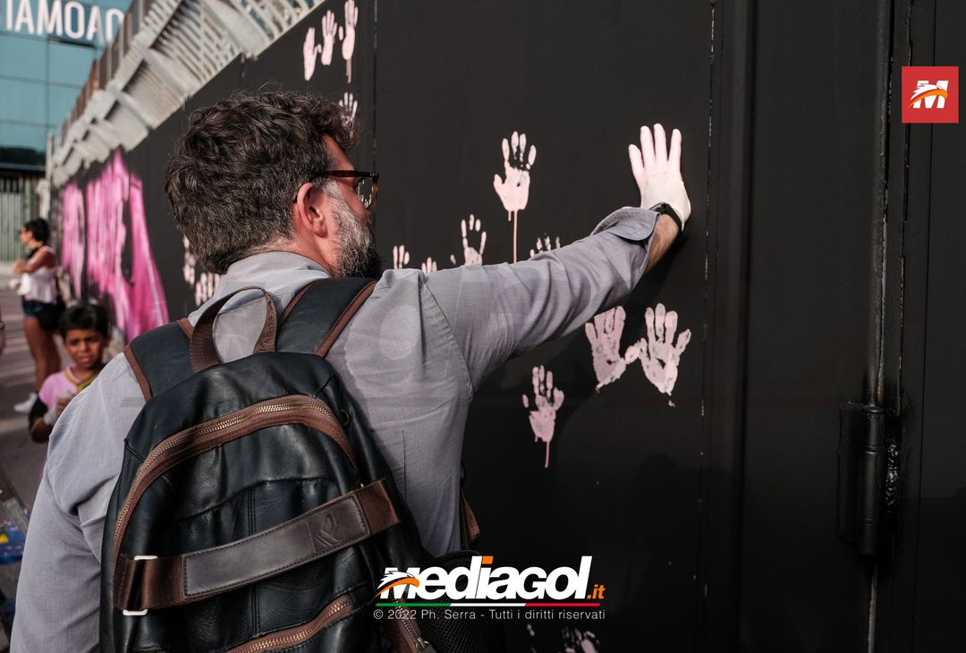 FOTO Palermo, le impronte rosa sul murales del ‘Renzo Barbera’ (Gallery) - immagine 71