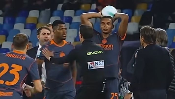 Napoli-Inter, scintille Conte-Dumfries: “Ti sei buttato eh? Dai, stai su!” – IL VIDEO Napoli-Inter, scintille Conte-Dumfries: “Ti sei buttato eh? Dai, stai su!” – IL VIDEO - immagine 1