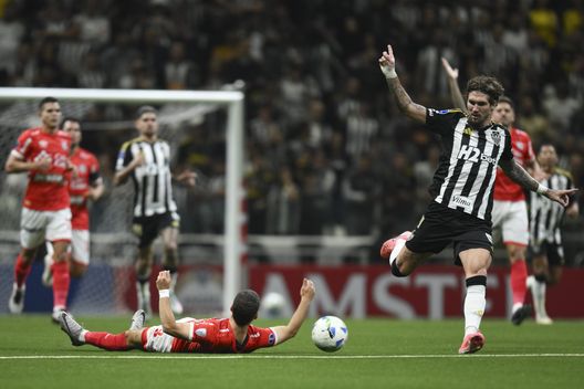 Lyanco (a destra) dell'Atletico Mineiro e Agustin Gonzalez (a sinistra) del Cienciano lottano per la palla durante una partita tra l'Atletico Mineiro e il Cienciano nell'ambito della CONMEBOL Sudamericana 2025 allo stadio Arena MRV il 29 maggio 2025 a Belo Horizonte, Brasile. (Foto di Pedro Vilela/Getty Images) Atletico Mineiro, scontro social tra due giocatori: Scarpa e Lyanco si chiariscono- immagine 2