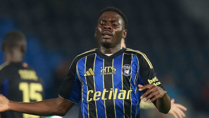 PISA, ITALY - OCTOBER 30: Ebenezer Akinsanmiro of Pisa Sporting Club reacts during the Serie A match between Pisa SC and SS Lazio at Arena Garibaldi on October 30, 2025 in Pisa, Italy. (Photo by Gabriele Maltinti/Getty Images) UFFICIALE – Pisa, l’esito degli esami di Akinsanmiro dopo lo scontro di gioco con la Cremonese - immagine 1
