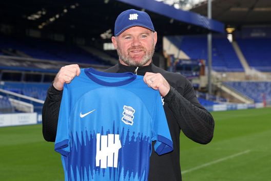Birmingham, Inghilterra - 12 ottobre 2023: Wayne Rooney presentato come nuovo allenatore del Birmingham. (Foto di Nathan Stirk/Getty Images) Birmingham, Tom Brady contro Rooney: “Il cambio ci ha portato al declino”- immagine 2
