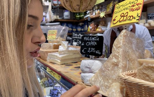 DA ROBERTO, CASA DEL PARMIGIANO È la bottega più antica del Sotto Salone, aperta dal '46. L'arte di Roberto è sopraffina, qui trovate tipologie di formaggi tra i più pregiati al mondo come il Parmigiano Reggiano 116 mesi PADOVA GOURMET | Le migliori botteghe sotto il Salone nel 2020- immagine 6