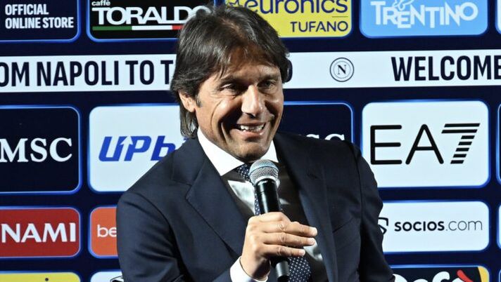 NAPLES, ITALY - JUNE 26: Antonio Conte new SSC Napoli head coach during SSC Napoli new manager unveiling on June 26, 2024 in Naples, Italy. (Photo by Francesco Pecoraro/Getty Images) Napoli, doppio colpo per Conte: lunedì le visite di Spinazzola, poi Rafa Marin - immagine 1