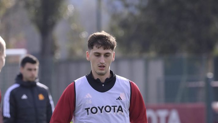 ROME, ITALY - DECEMBER 06: AS Roma player Marash Kumbulla during training session at Centro Sportivo Fulvio Bernardini on December 06, 2023 in Rome, Italy. (Photo by Luciano Rossi/AS Roma via Getty Images) Trigoria, Kumbulla e Sanches si allenano in gruppo. Ancora out Smalling - immagine 1