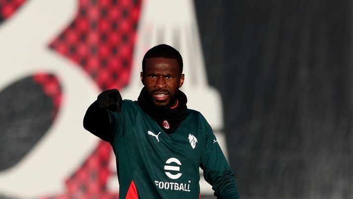 Fikayo Tomori (difensore AC Milan), qui durante una seduta di allenamento dei rossoneri a Milanello | Milan News (Getty Images) Milan verso il Genoa: occhio ai dubbi in difesa. Gabbia rientra, ma Tomori ...