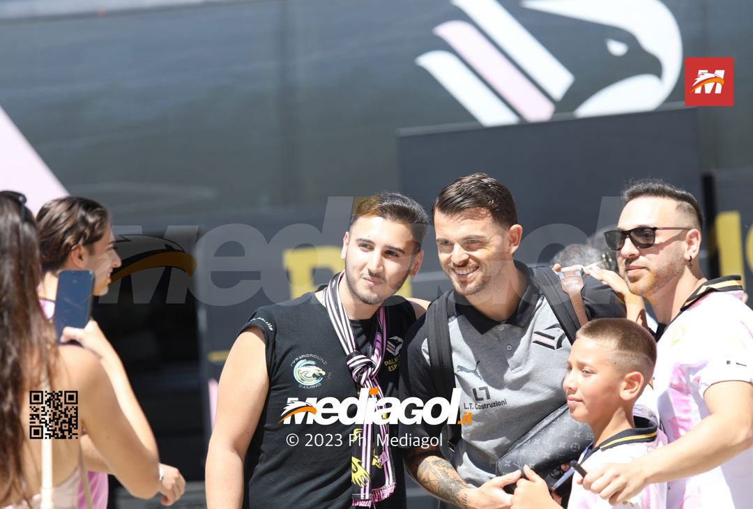 FOTO Palermo, tifosi rosanero accolgono la squadra di Corini in ritiro (GALLERY) - immagine 11