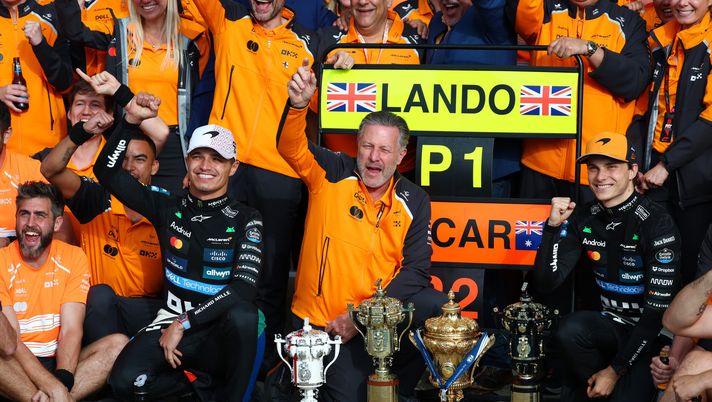 NORTHAMPTON, ENGLAND - JULY 06: Race winner Lando Norris of Great Britain and McLaren Second placed Oscar Piastri of Australia and McLaren Zak Brown, Chief Executive Officer of McLaren and the McLaren team celebrate during the F1 Grand Prix of Great Britain at Silverstone Circuit on July 06, 2025 in Northampton, England. (Photo by Clive Rose/Getty Images) F1, Norris trionfa a Silverstone: storico podio per Hulkenberg - immagine 1