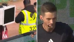 Assurdo in Germania! Due tifosi invadono il campo e… staccano la spina al Var (Video)