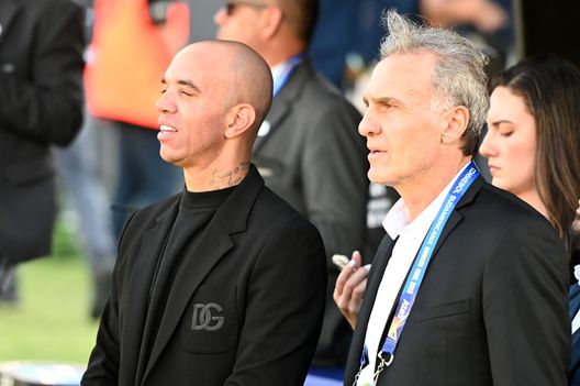 ASUNCIÓN, Paraguay – 22 novembre 2025: Tardelli e Óscar Ruggeri osservano prima della finale della Copa CONMEBOL Sudamericana 2025 tra Lanús e Atlético Mineiro allo Estadio Defensores del Chaco il 22 novembre 2025 ad Asunción, Paraguay. (Foto di Christian Alvarenga/Getty Images) Boca Juniors, Ruggeri consiglia a Cavani: “Meglio smettere di giocare”- immagine 2