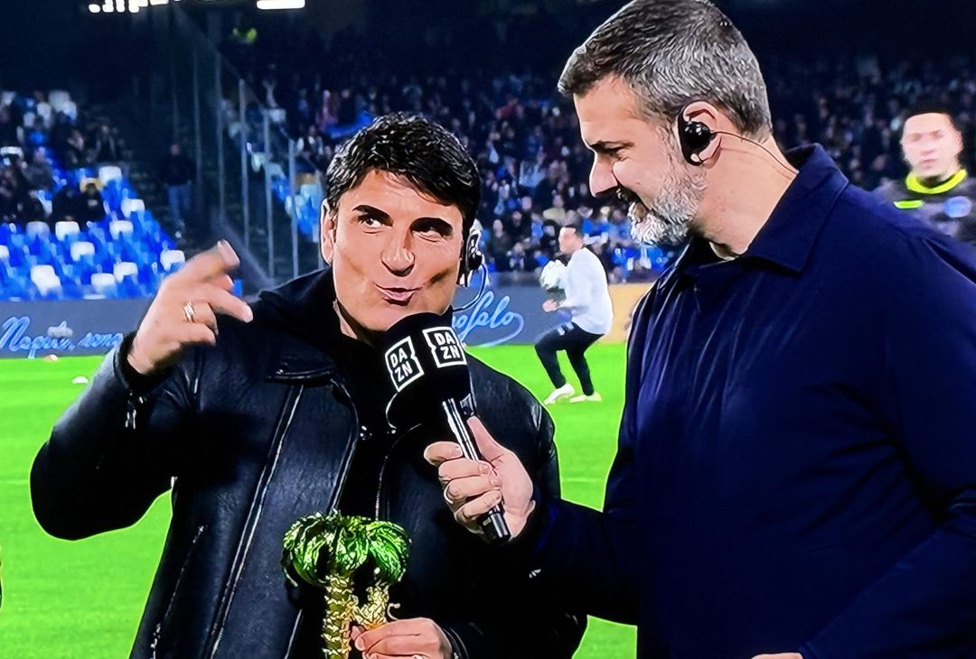 Sal Da Vinci mostra il premio del Festival di Sanremo al Maradona GALLERY - immagine 2