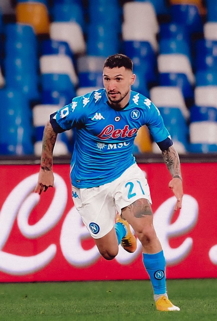 Poco più di 24 ore separano Napoli-Juventus dal suo fischio d'inizio. Valevole per la 14ª giornata di Serie A, la gara andrà in scena domani, domenica 7 dicembre, alle 20:45. Nel frattempo, per smorzare l'attesa, l'account Instagram della società partenopea ha pubblicato un post composto da sedici fotografie, una per ogni battaglia (fatta eccezione per la _'manita'_ del febbraio 2023) che ha avuto per protagoniste, sotto i riflettori dello Stadio Diego Armando Maradona (chiamato San Paolo fino al novembre 2020), la compagine azzurra e quella bianconera. Un viaggio che va a ritroso: dalla stagione 2024/25 allo scontro più recente, ovvero quello dell'annata 2010/11.