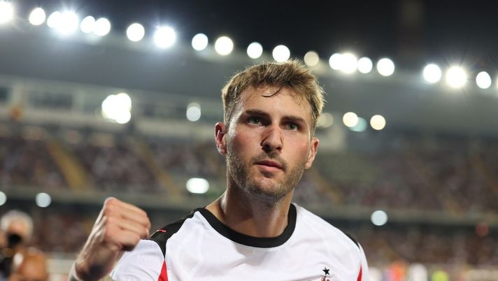 Milan, Gimenez mostra sui social il suo amore per i colori rossoneri