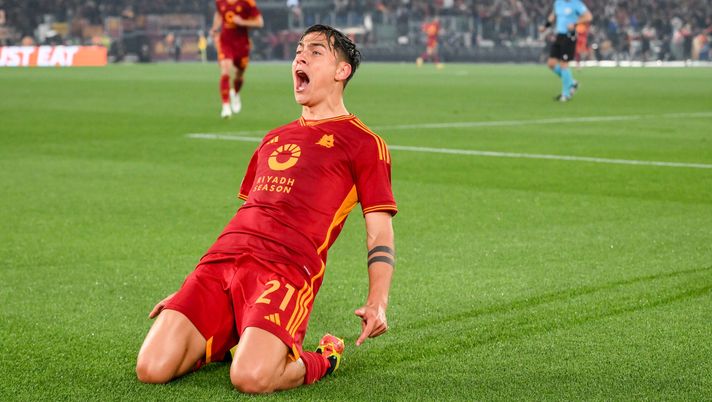 ROME, ITALY - APRIL 18: Paulo Dybala of AS Roma celebrates after scoring the second goal for his team during the UEFA Europa League 2023/24 Quarter-Final second leg match between AS Roma and AC Milan at Stadio Olimpico on April 18, 2024 in Rome, Italy. (Photo by Fabio Rossi/AS Roma via Getty Images) Dybala al Napoli, ecco perché l’operazione non fu definita: spunta il motivo - immagine 1