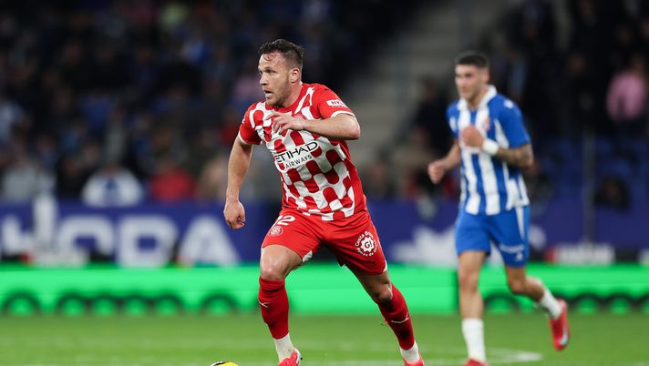 BARCELONA, SPAIN - MARCH 10: Arthur Melo of Girona FC runs with the ball during the LaLiga match between RCD Espanyol de Barcelona and Girona FC at RCDE Stadium on March 10, 2025 in Barcelona, Spain. (Photo by Judit Cartiel/Getty Images) barcellona girona doppi ex
