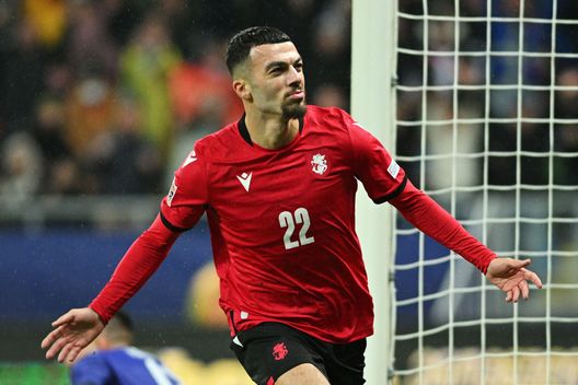 Georges Mikautadze con l maglia della Georgia festeggia il primo gol della sua squadra durante la partita del Gruppo B1 della Lega B della UEFA Nations League 2024/25 tra Georgia e Ucraina. (Photo by Levan Verdzeuli/Getty Images) Georges Mikautadze al Villarreal: è l’acquisto più costoso della storia del club- immagine 2