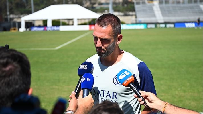 PASADENA, CALIFORNIA - JUNE 16: Stefan De Vrij of FC Internazionale speaks with the media prior to the Training session ahead of their FIFA Club World Cup 2025 Group E match between Monterrey and Inter Milan at UCLA Stadium on June 16, 2025 in Los Angeles, California. (Photo by Mattia Ozbot - Inter/Inter via Getty Images) De Vrij: “C’è delusione, bisogna lasciarla alle spalle! Cosa dovevamo fare meglio” - immagine 1