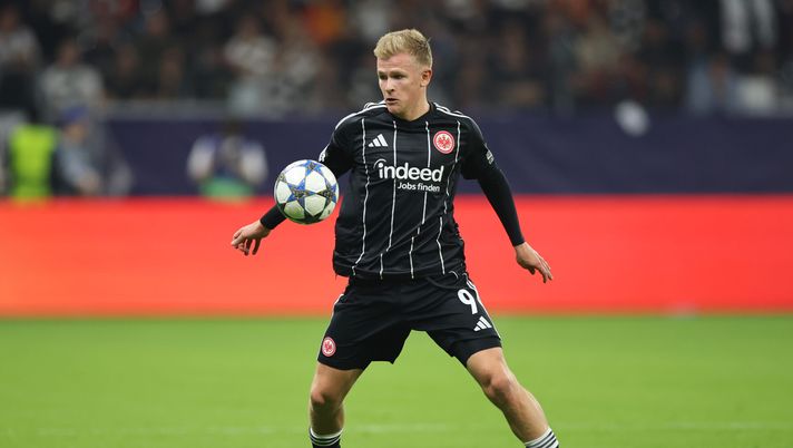 FRANKFURT AM MAIN, GERMANY - SEPTEMBER 18: Jonathan Burkardt of Eintracht Frankfurt controls the ball during the UEFA Champions League 2025/26 League Phase MD1 match between Eintracht Frankfurt and Galatasaray A.S. at Frankfurt Stadion on September 18, 2025 in Frankfurt am Main, Germany. (Photo by Alex Grimm/Getty Images) Eintracht-Union Berlino: dove vedere la partita in diretta TV ed in streaming LIVE - immagine 1
