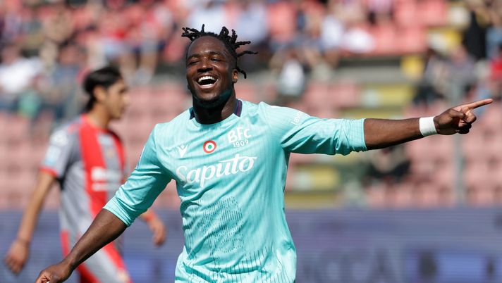 CREMONA, ITALY - APRIL 05: Jonathan Rowe of Bologna celebrates scoring his team's second goal during the Serie A match between US Cremonese and Bologna FC 1909 at Stadio Giovanni Zini on April 05, 2026 in Cremona, Italy. (Photo by Francesco Scaccianoce/Getty Images) Serie A, colpo Bologna a Cremona: finisce 1-2 allo Zini. Italiano supera Sarri - immagine 1