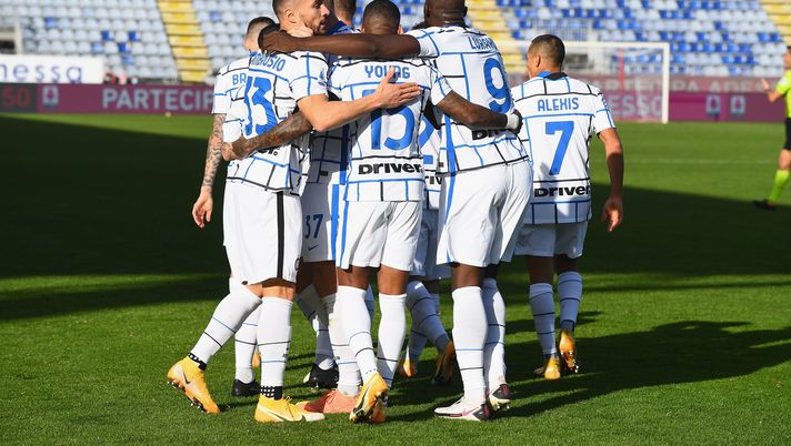 CAGLIARI, ITALY - DECEMBER 13: Danilo D'Ambrosio of FC Internazionale celebrates with team-mates after scoring the goal during the Serie A match between Cagliari Calcio and FC Internazionale at Sardegna Arena on December 13, 2020 in Cagliari, Italy. (Photo by Claudio Villa - Inter/Inter via Getty Images) Serie A, Cagliari-Inter 1-3: Barella trascina i nerazzurri - immagine 1