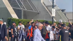 Juventus, l’abbraccio dei tifosi a Douglas Luiz dopo le visite mediche | VIDEO