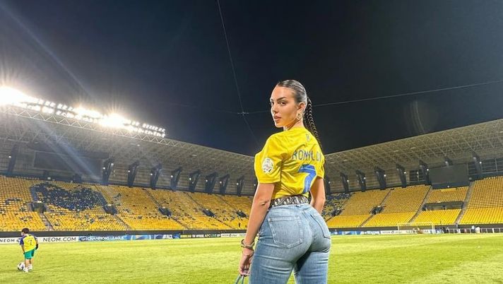 Georgina Rodriguez incanta Riad: sfila in campo con la maglia di Ronaldo - immagine 1