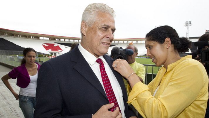 RIO DE JANEIRO, BRAZIL - MARCH 21: Steffi Jones, President of Organizing Committee for the FIFA Women's World Cup 2011 helps Roberto Dinamite, President of Vasco during a meeting as part of the Germany 2011 FIFA Women's World Cup delegation Welcome Tour at Vasco da Gama on March 21, 2011 in Rio de Janeiro, Brazil. (Photo by Buda Mendes/Bongarts/Getty Images) Rio, la storia del “ratto” di Roberto Dinamite: il derby fra Flamengo e Vasco diventa una serie tv - immagine 1
