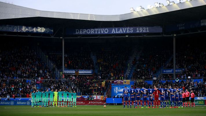 VITORIA-GASTEIZ, SPAIN - FEBRUARY 11: FC Barcelona (L) and Deportivo Alaves (R) players observe one minute of silence in honor of Angola victims prior to start the La Liga match between Deportivo Alaves and FC Barcelona at Estadio de Mendizorroza on February 11, 2017 in Vitoria-Gasteiz, Spain. (Photo by Gonzalo Arroyo Moreno/Getty Images) Derby basco decisivo: l’Alavés parte in vantaggio dopo il pareggio di Eibar - immagine 1